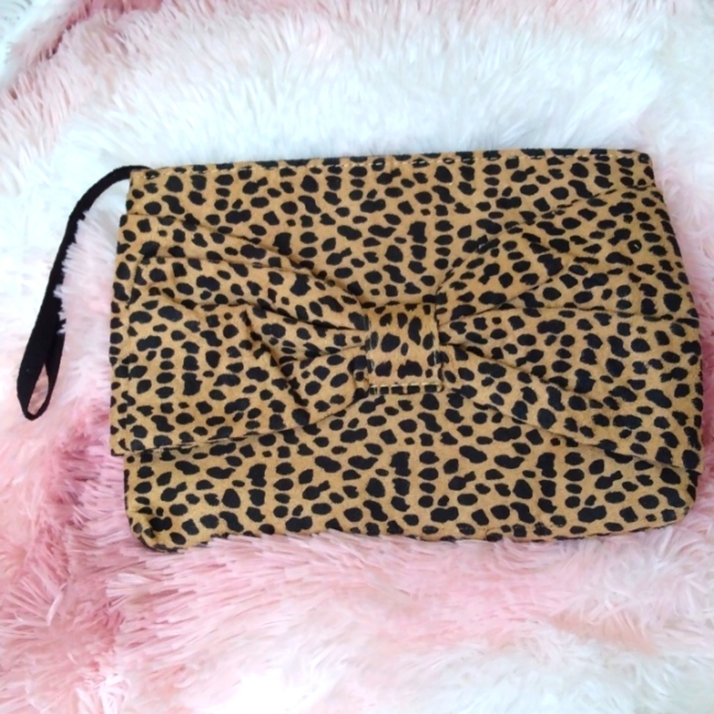 Like new Wristlet tiger prints beige and black